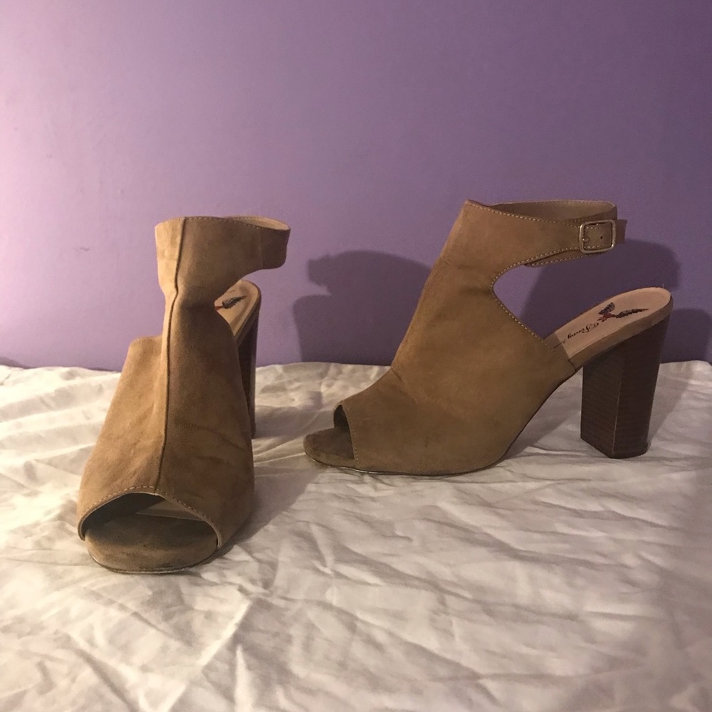Size 10 medium penny loves Kenny 4” dill straps beige sandals.  Gently worn
